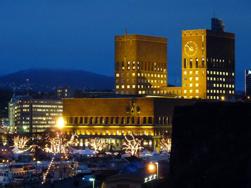 091210_Oslo_bel_Rathaus_k
