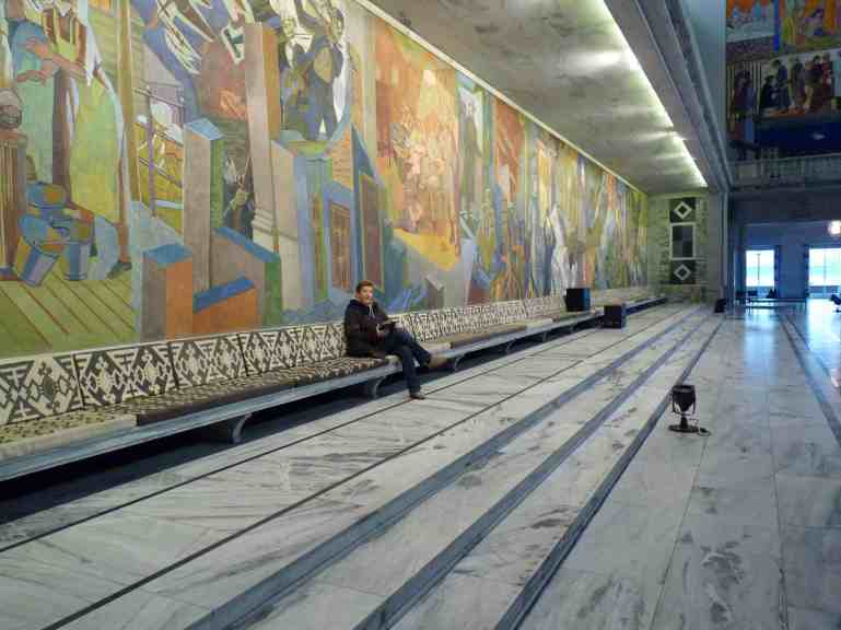 091211_Oslo_Rathaus_innen_Bank_k
